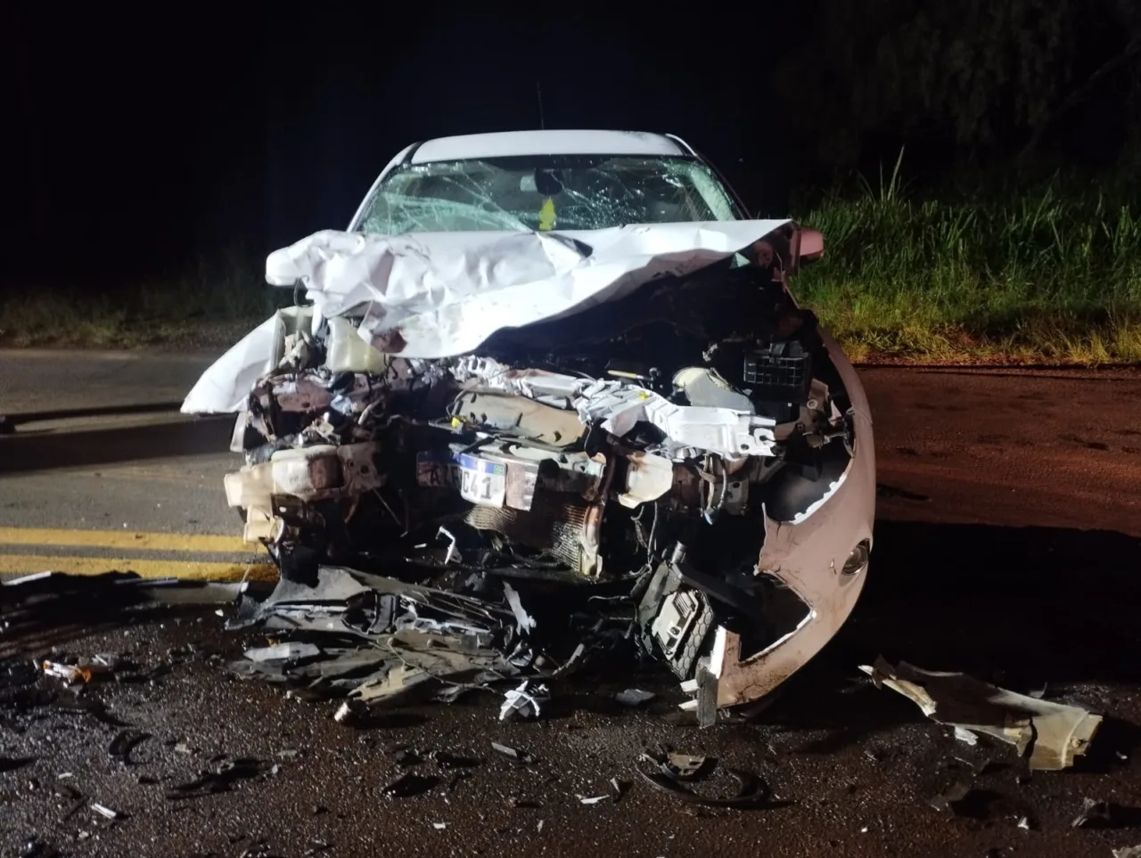 Colisão frontal deixa duas pessoas feridas na SC-496