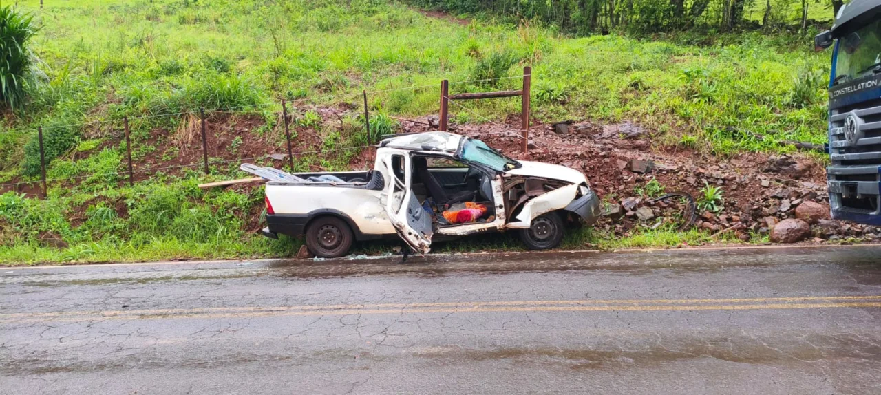 Colisão grave entre carro e caminhão deixa quatro feridos em SC