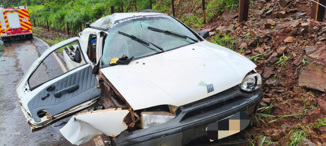 Colisão grave entre carro e caminhão deixa quatro feridos em SC