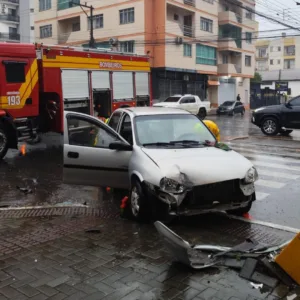 Condutor é resgatado com diversos ferimentos após colisão no centro de Chapecó | Imagem: CBMSC/Reprodução