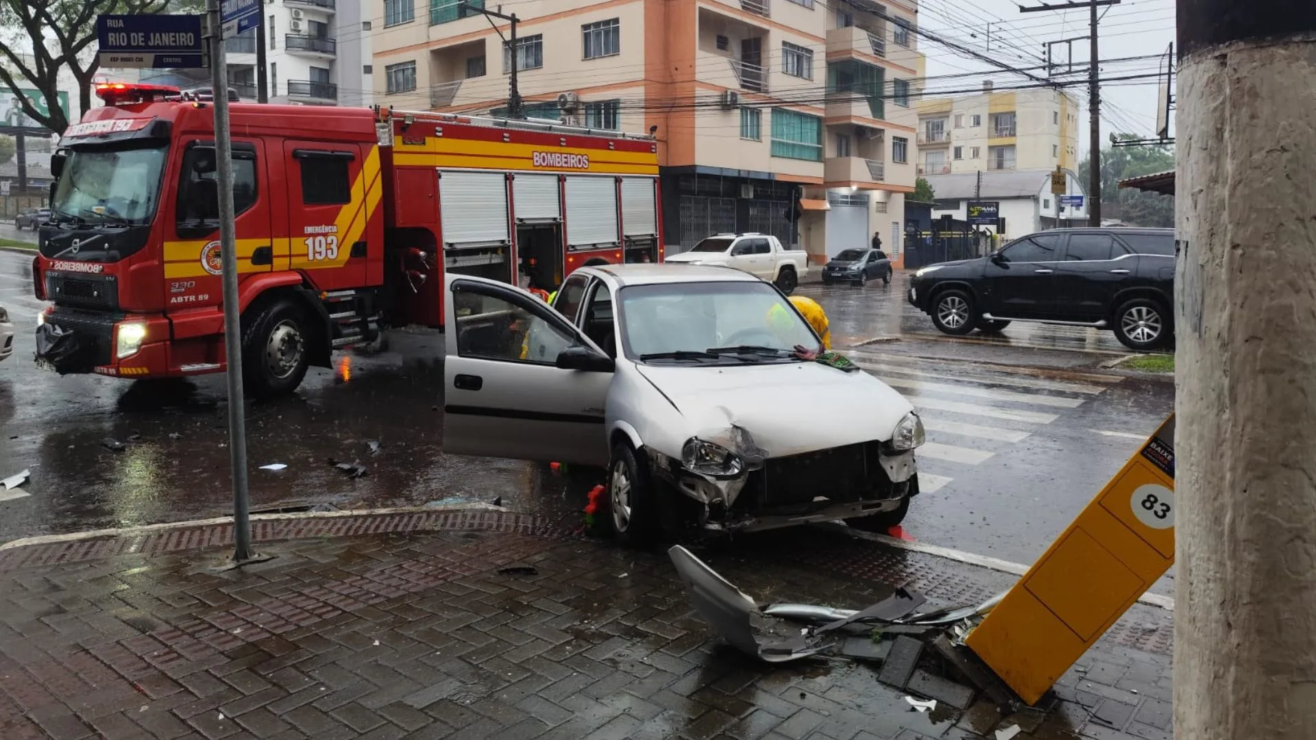 Condutor é resgatado com diversos ferimentos após colisão no centro de Chapecó | Imagem: CBMSC/Reprodução