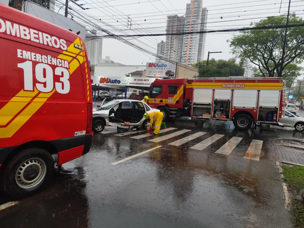 Condutor é resgatado com ferimentos após colisão em Chapecó