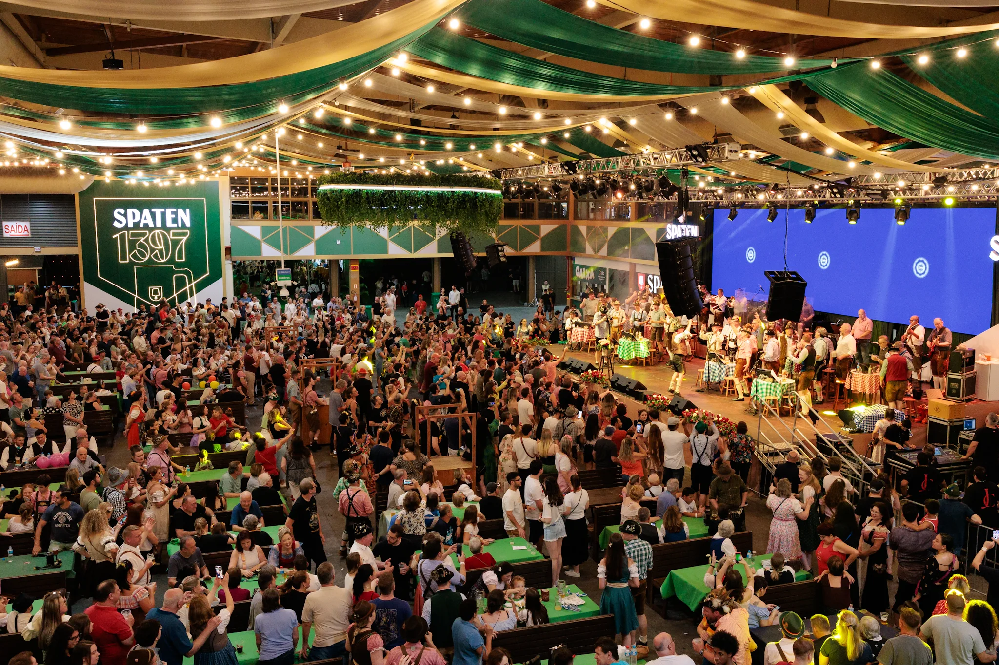 Oktoberfest Blumenau ultrapassa 220 mil visitantes e recebe bandas alemãs nesta quinta-feira; confira a programação