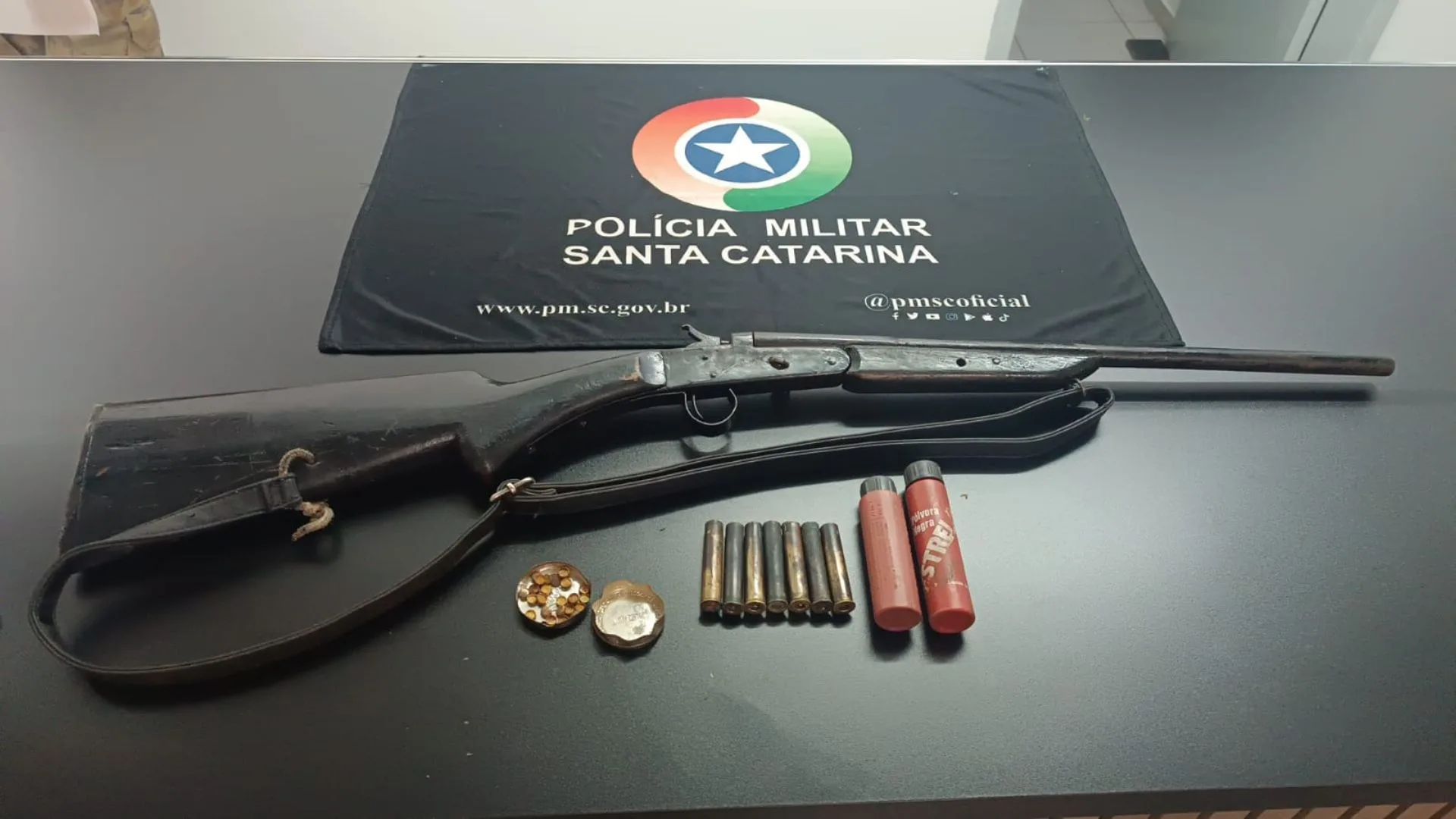 Dois homens são presos durante operação no Extremo Oeste de SC | Imagem: Polícia Militar/Reprodução Dois homens são presos durante operação no Extremo Oeste de SC | Imagem: Polícia Militar/Reprodução