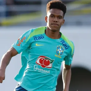 Estêvão brilha no Chelsea e ganha destaque na Seleção Brasileira rumo à Copa de 2026.| Foto: afael Ribeiro/CBF/ Redes Sociais / Divulgação