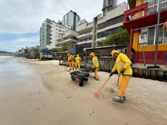 FOTOS mar avança sobre calçadão em Itapema e causa estragos em quiosques
