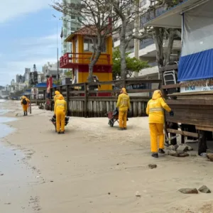 FOTOS mar avança sobre calçadão em Itapema e causa estragos em quiosques