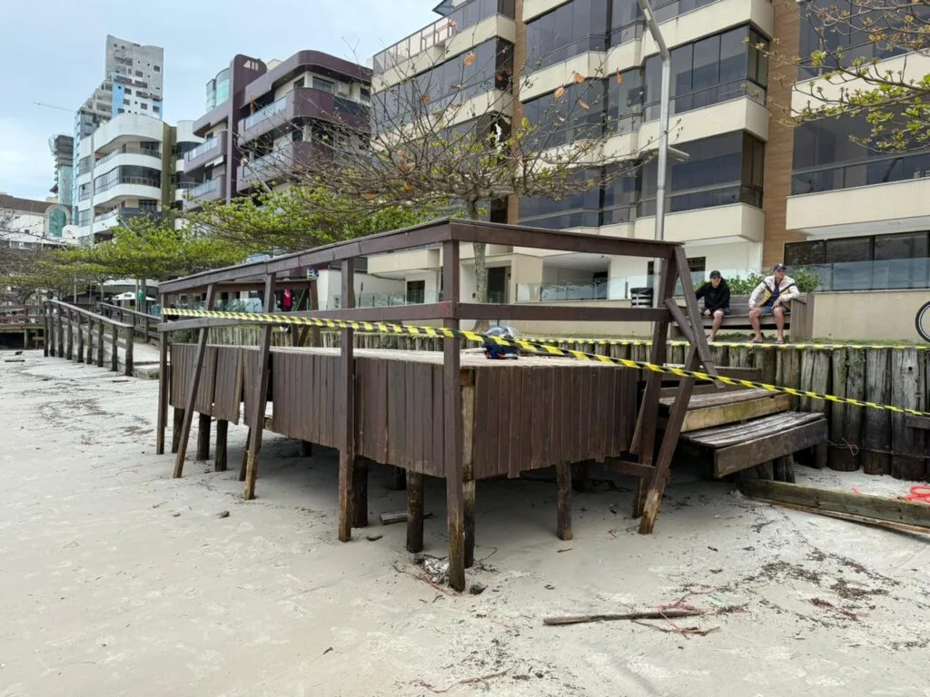 FOTOS mar avança sobre calçadão em Itapema e causa estragos em quiosques