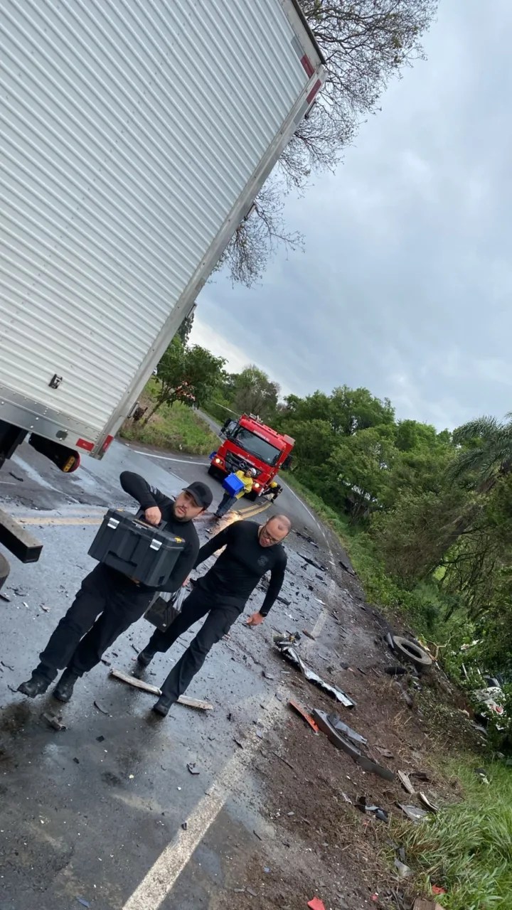 Grave colisão entre carretas deixa motorista preso às ferragens na SC-157