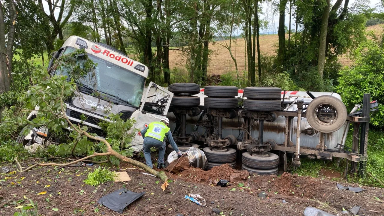Grave colisão entre carretas deixa motorista preso às ferragens na SC-157