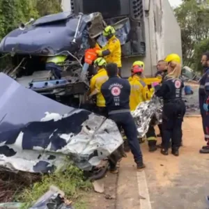 Grave colisão entre carretas deixa motorista preso às ferragens na SC-157