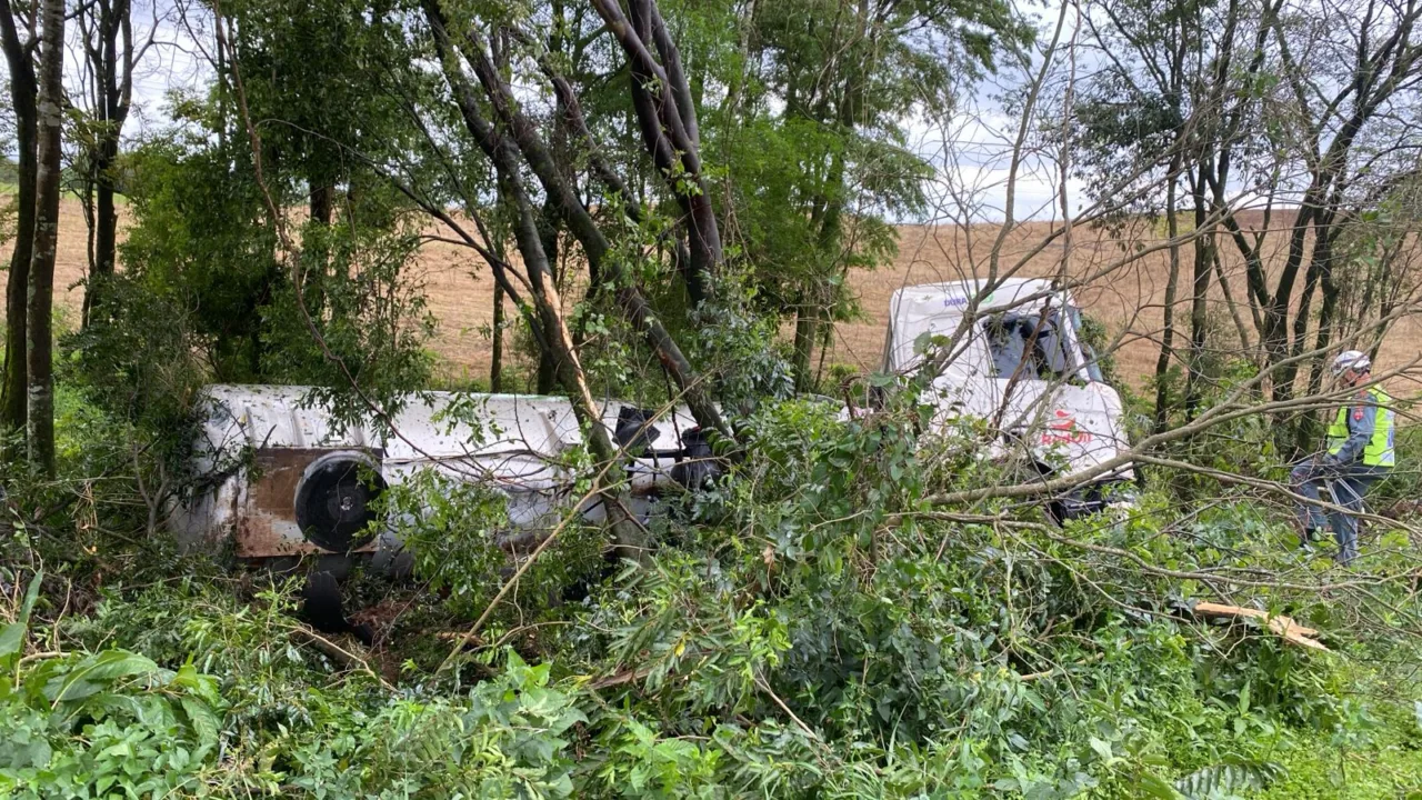 Grave colisão entre carretas deixa motorista preso às ferragens na SC-157
