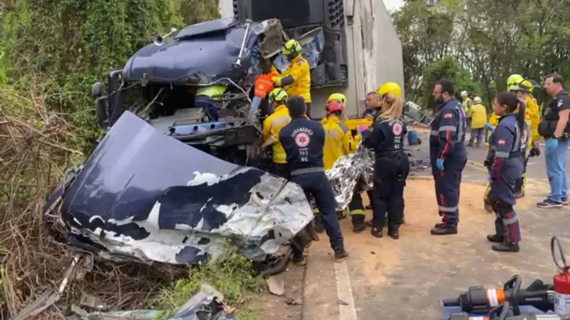 Grave acidente entre carretas deixa motorista preso às ferragens em rodovia de SC | Imagem: SAER-Fron/Reprodução