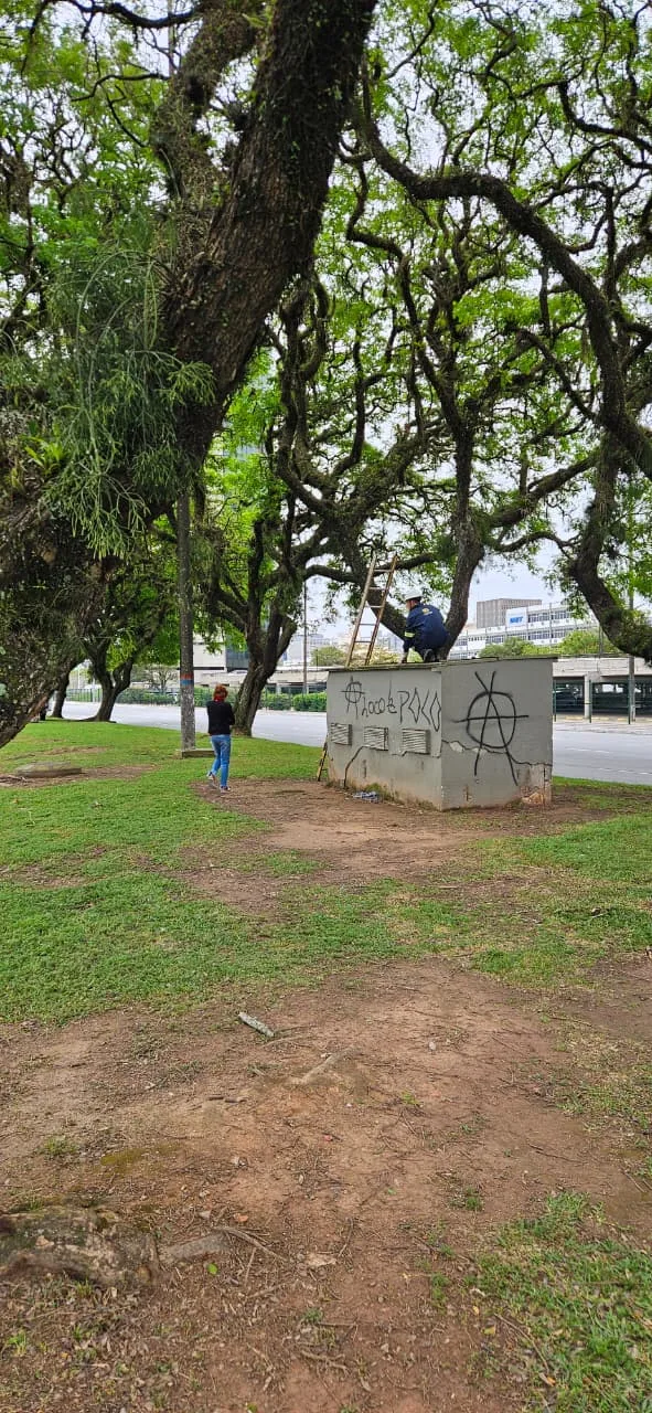 Homem fica ferido após tentar furtar fios elétricos em caixa subterrânea em Florianópolis