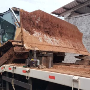 Homem fica preso embaixo de concha de trator em SC