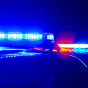 Homem quebra a casa, após ameaçar esposa com foice e atropelá-la