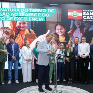 Governo de SC e anuncia pacto de excelência pela educação pública com todos os municípios