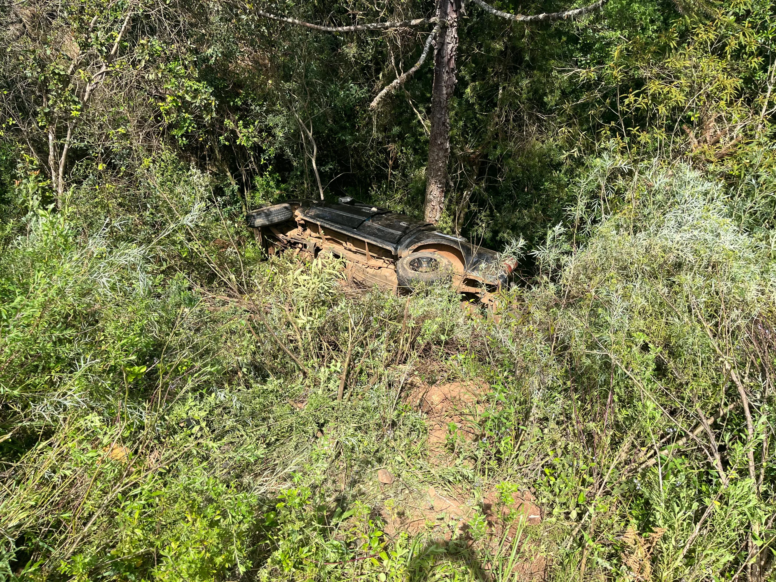 Mulher morre após saída de pista e capotamento na BR-282 na Serra de SC