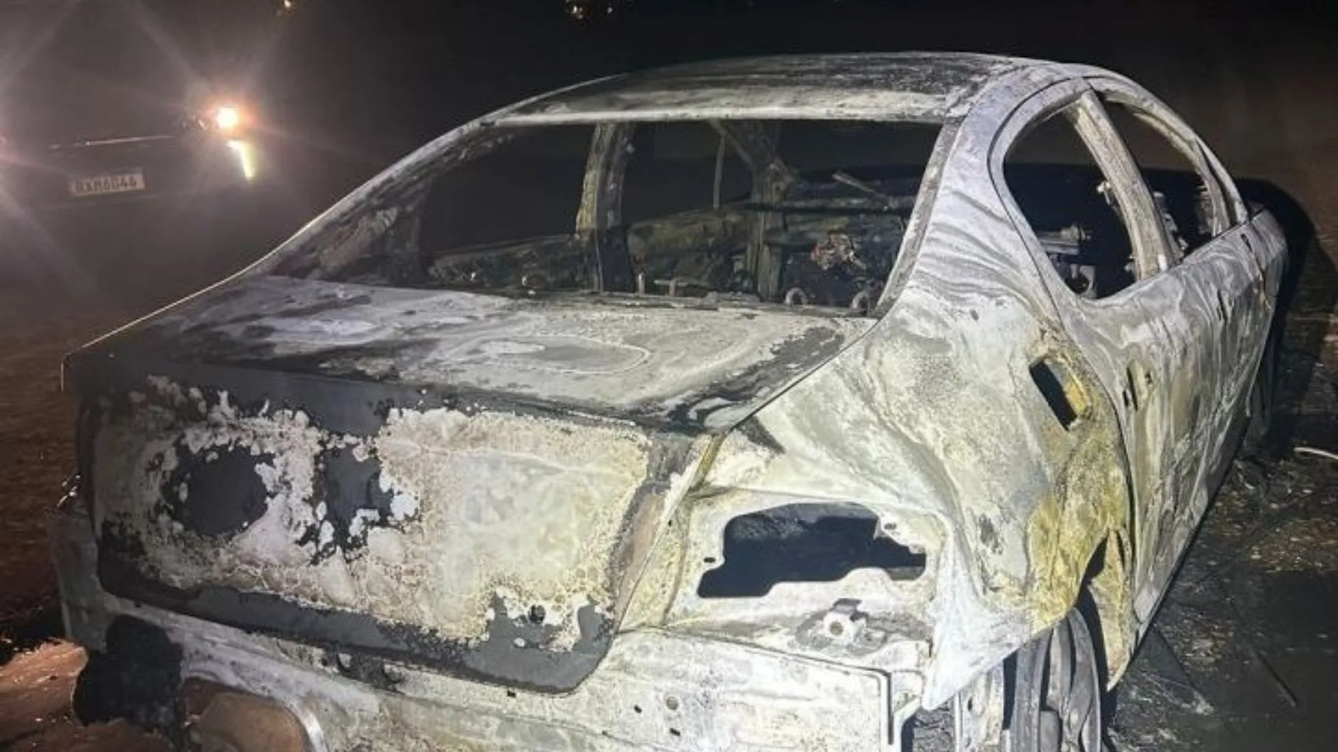Incêndio criminoso deixa carro destruído em SC | Foto: PMSC | Divulgação Incêndio criminoso deixa carro destruído em SC | Foto: PMSC | Divulgação