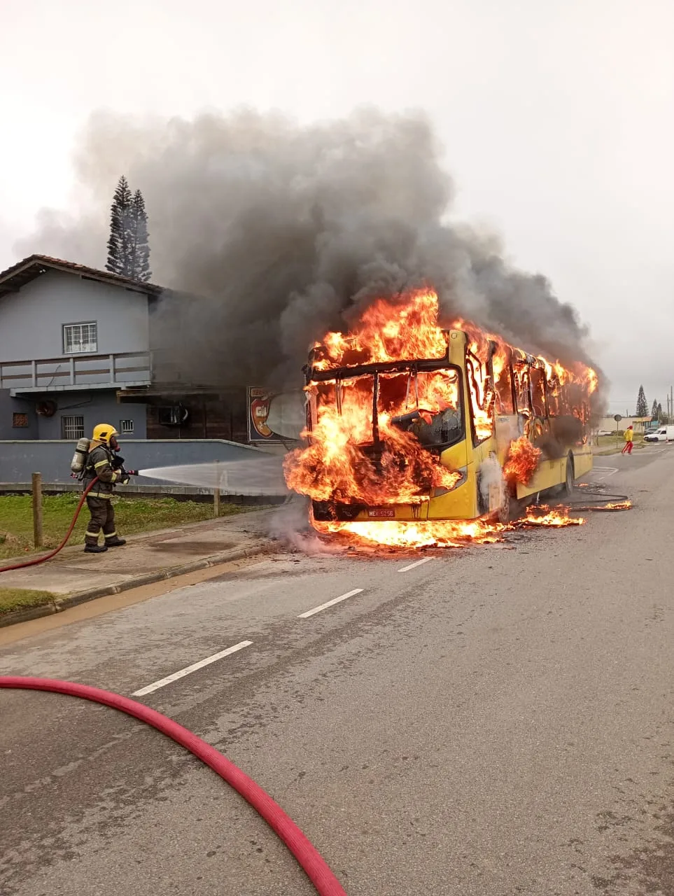 Incêndio em ônibus escolar assusta alunos em praia de SC