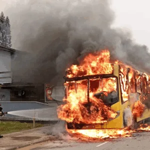 Incêndio em ônibus escolar assusta alunos em praia de SC