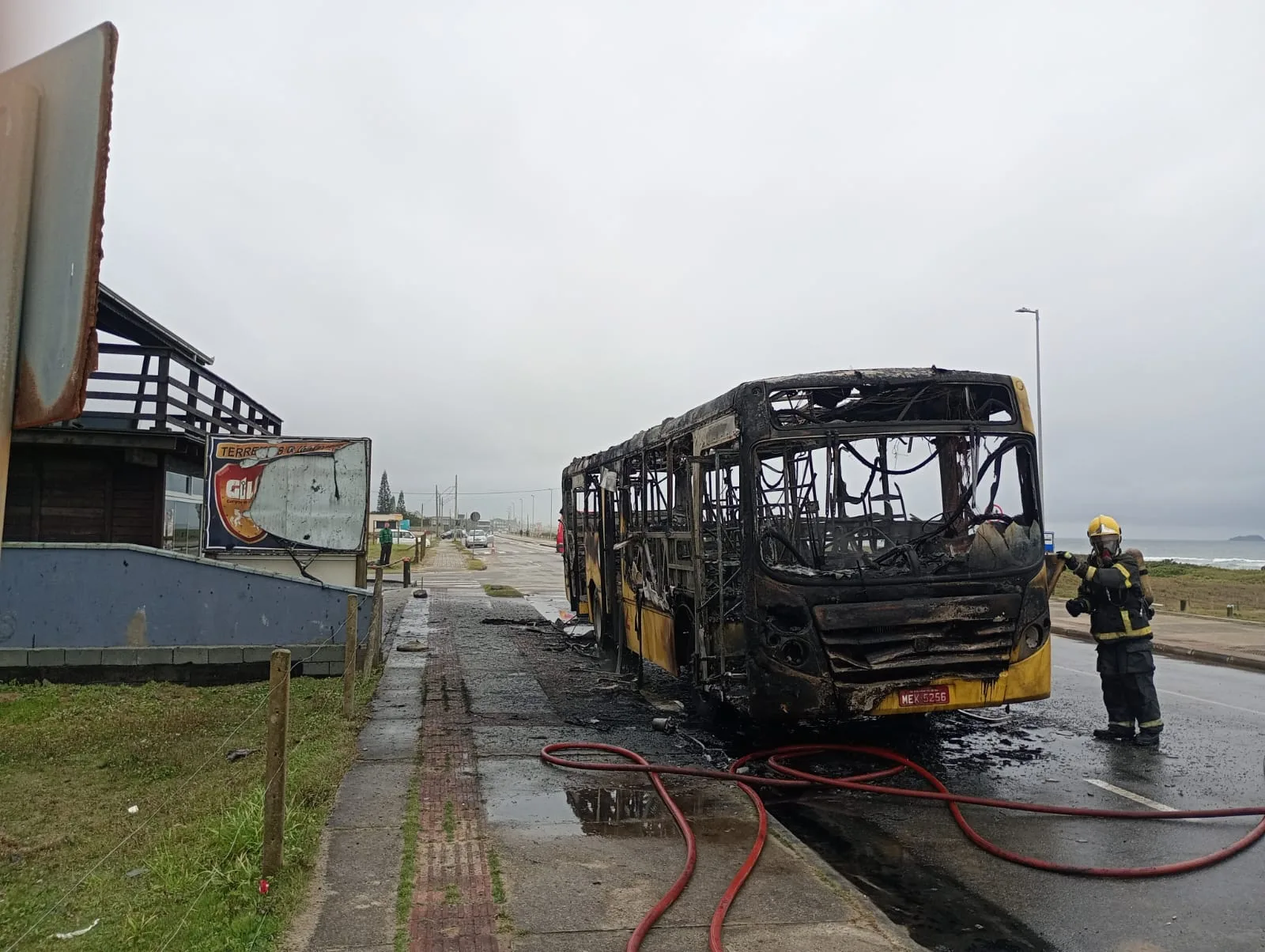 Incêndio em ônibus escolar assusta alunos em praia de SC