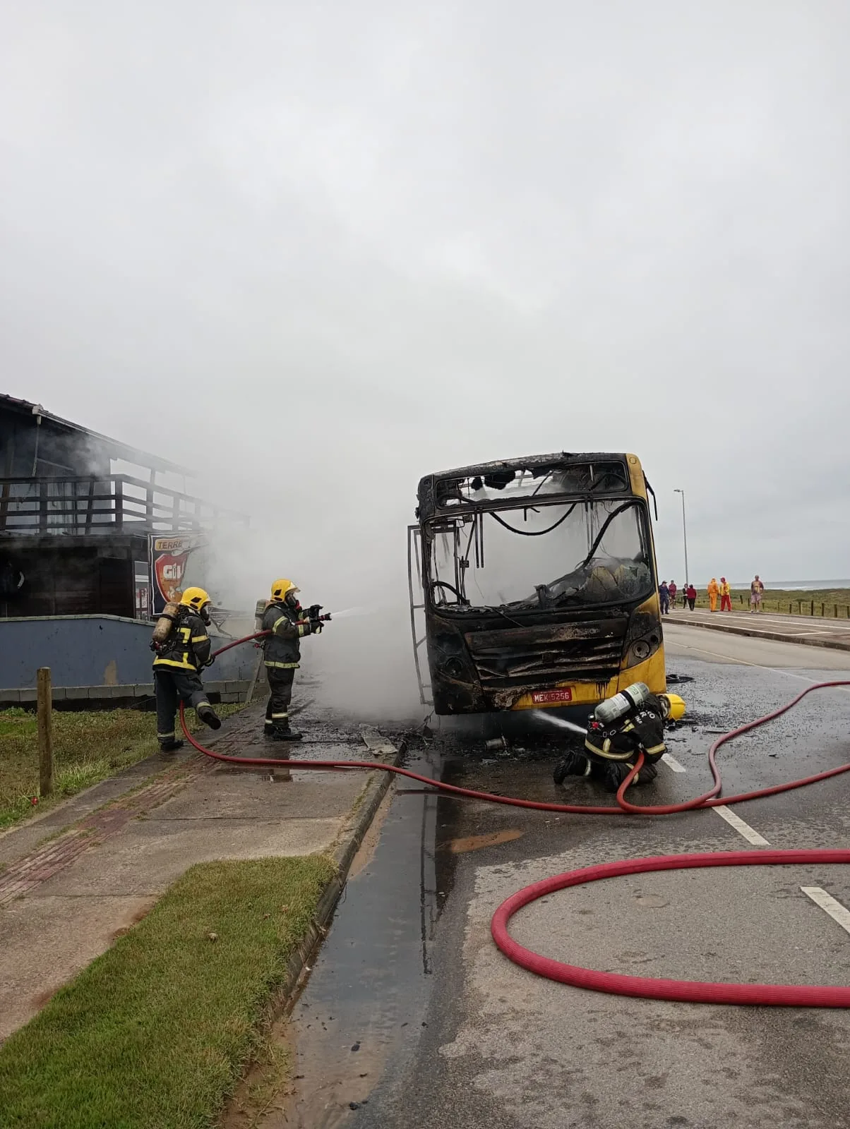 Incêndio em ônibus escolar assusta alunos em praia de SC