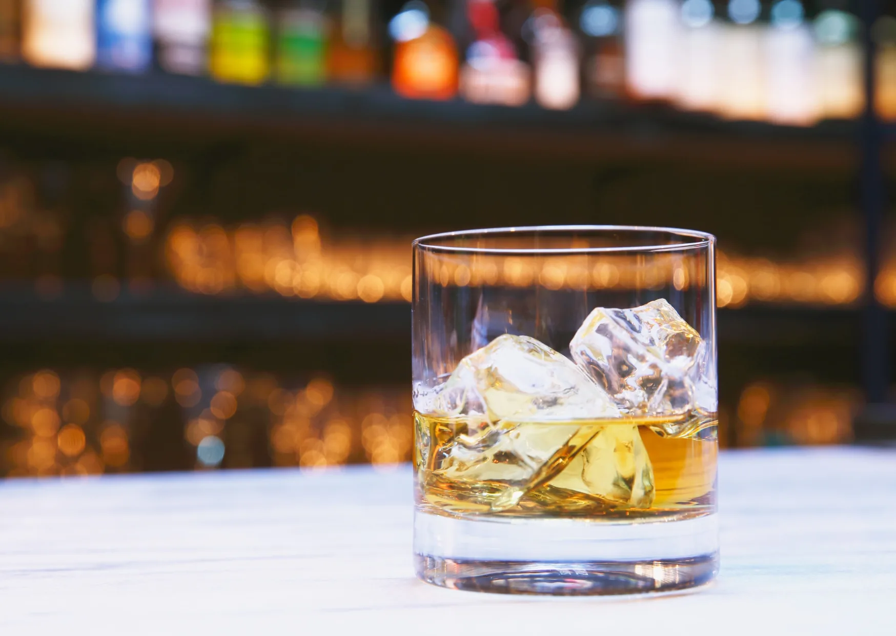 Intoxicação por metanol: crise completa um mês com 15 mortes e investigações | Foto: Canva/Reprodução