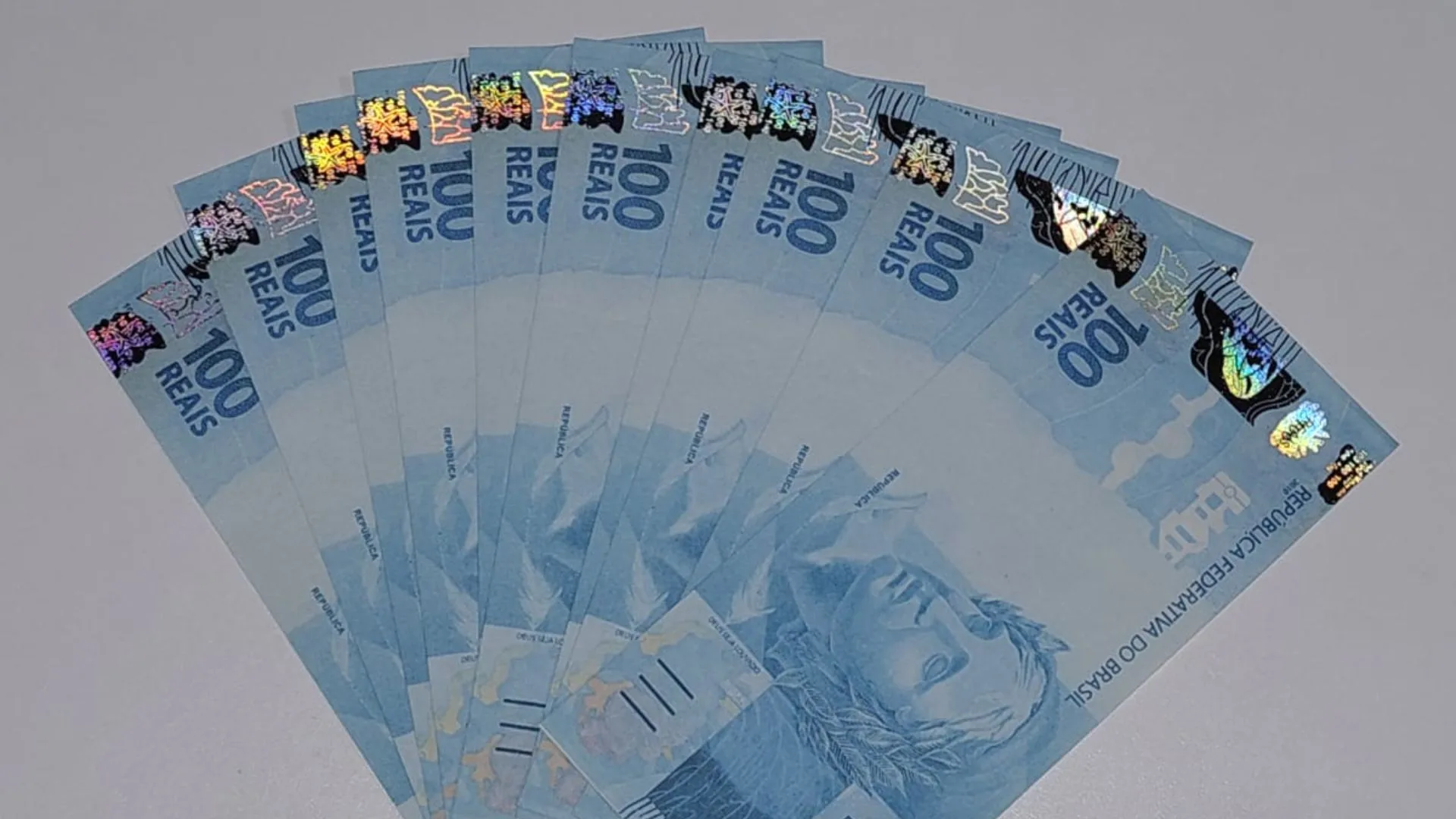 Jovem é preso ao tentar retirar encomenda com dinheiro falso em SC | Imagem: PCSC/Reprodução Jovem é preso ao tentar retirar encomenda com dinheiro falso em SC | Imagem: PCSC/Reprodução