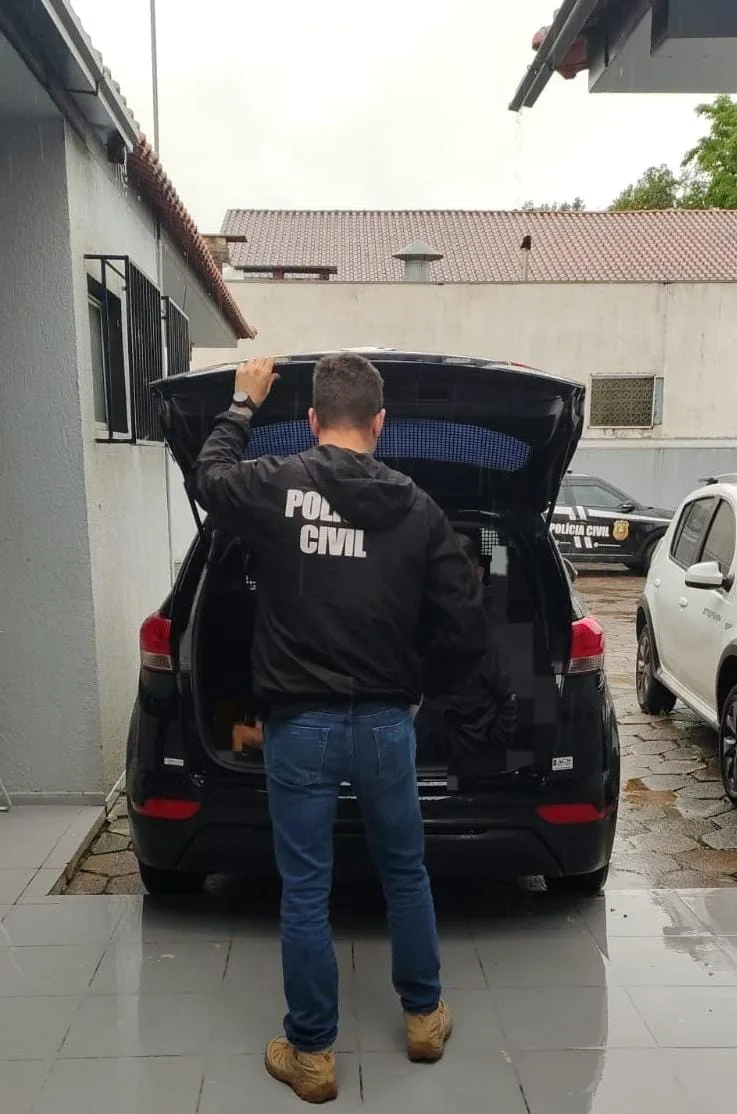Jovem é preso ao tentar retirar encomenda com dinheiro falso em SC