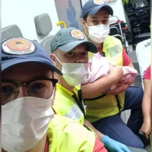 Mãe dá a luz em casa e bombeiros auxiliam parto de emergência em SC | Imagem: CBMSC/Reprodução
