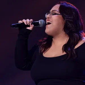 Moradora de Floripa estreia no The Voice Brasil com quatro cadeiras viradas
