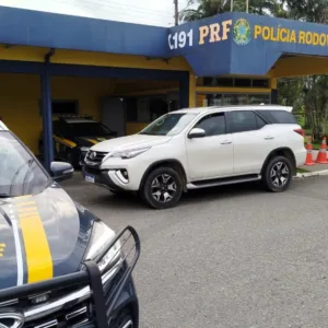 Motorista é preso transportando picape furtada na BR-101 em SC
