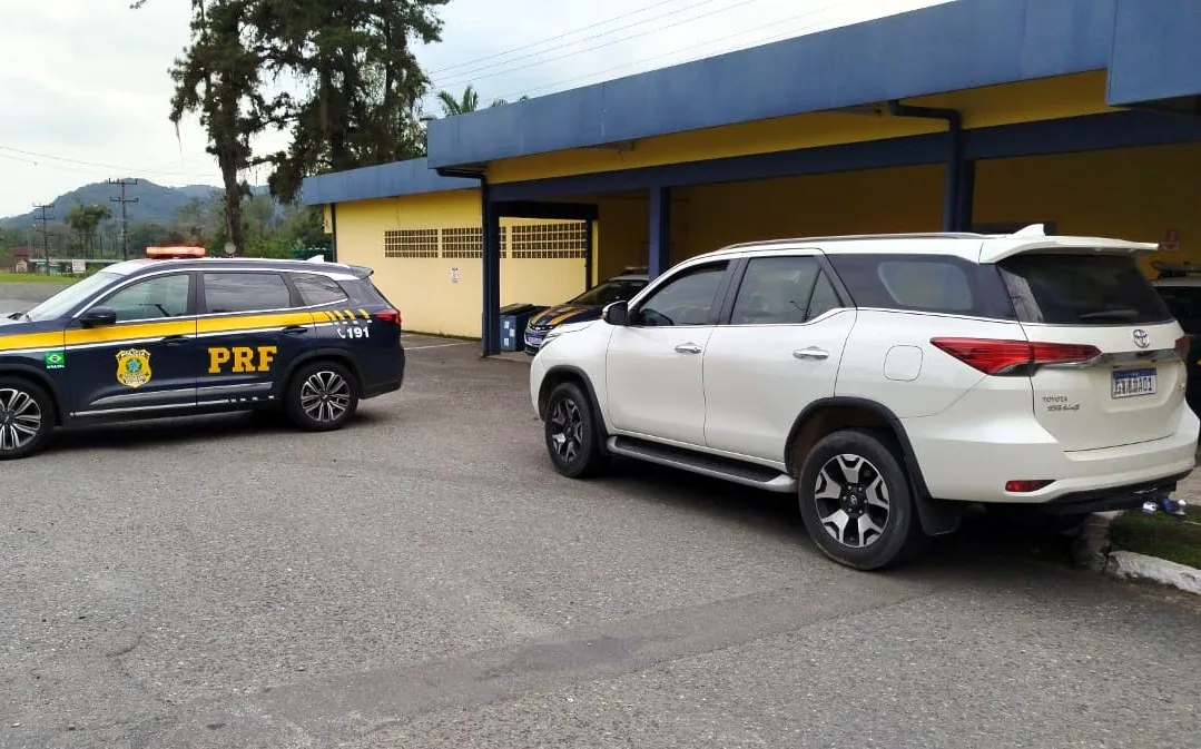 Motorista é preso transportando picape furtada na BR-101 em SC (2)
