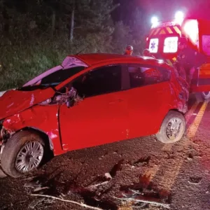 Motorista fica ferido após carro colidir com barranco em Lages