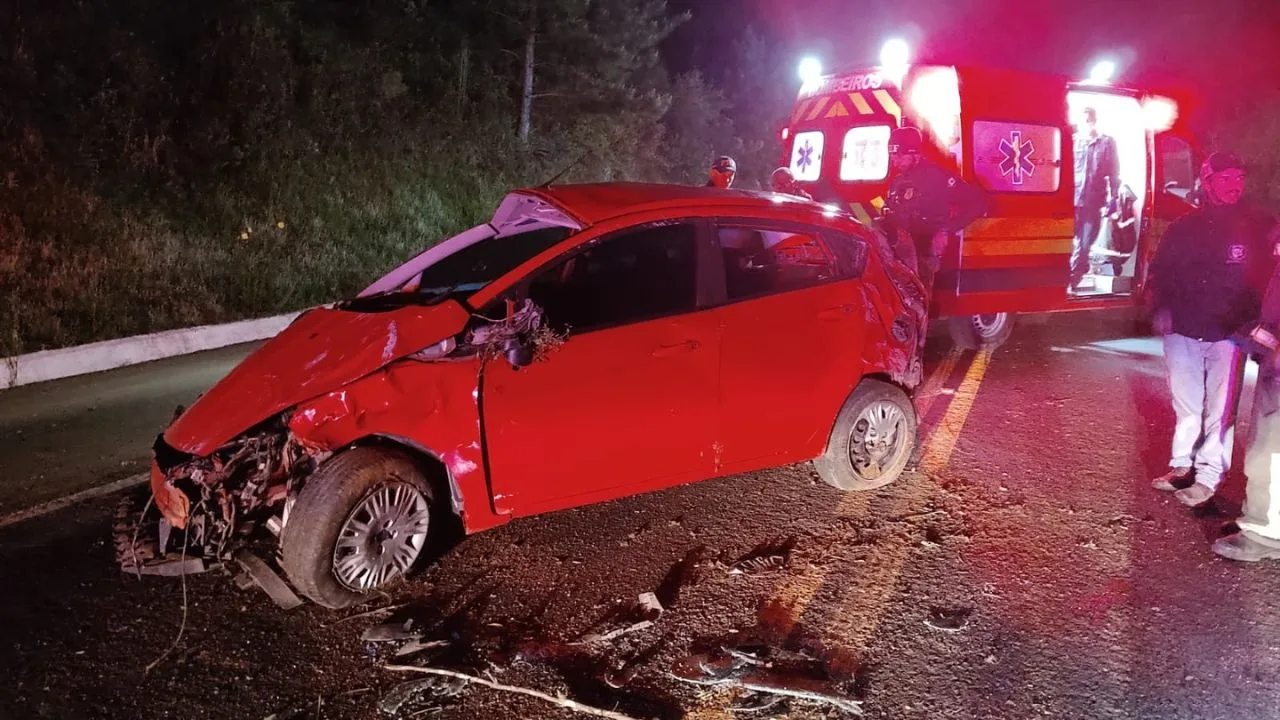 Motorista fica ferido após carro colidir com barranco em Lages | Foto: 5º BBM