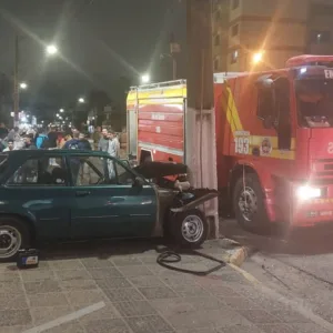Motorista fica ferido após colisão com poste em Lages