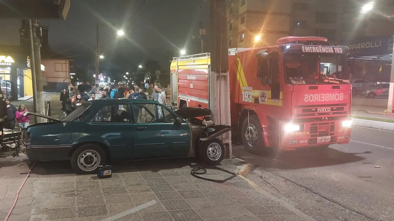 Motorista fica ferido após colisão com poste em Lages | Foto: 5º BBM Motorista fica ferido após colisão com poste em Lages | Foto: 5º BBM