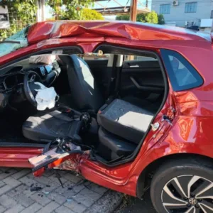 Motorista fica preso às ferragens após bater em poste em SC | Imagem: Gionei Argenta/ClicRDC/Reprodução