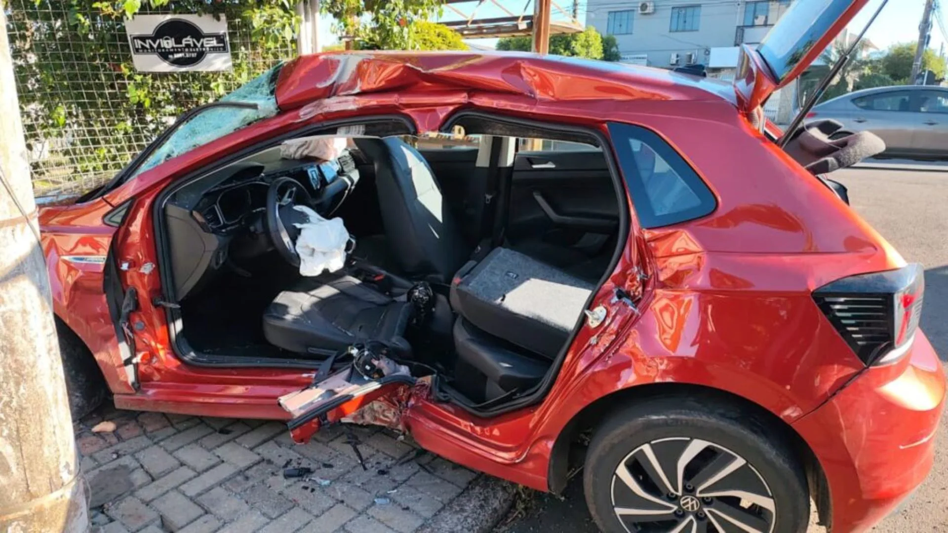 Motorista fica preso às ferragens após bater em poste em SC | Imagem: Gionei Argenta/ClicRDC/Reprodução