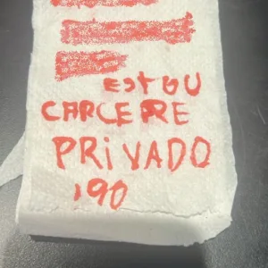 Mulher deixa bilhete com pedido de socorro em papel higiênico em SC | Foto: PM/Divulgação