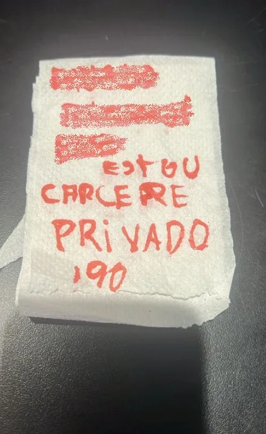 Mulher deixa bilhete com pedido de socorro em papel higiênico em SC | Foto: PM/Divulgação Mulher deixa bilhete com pedido de socorro em papel higiênico em SC | Foto: PM/Divulgação