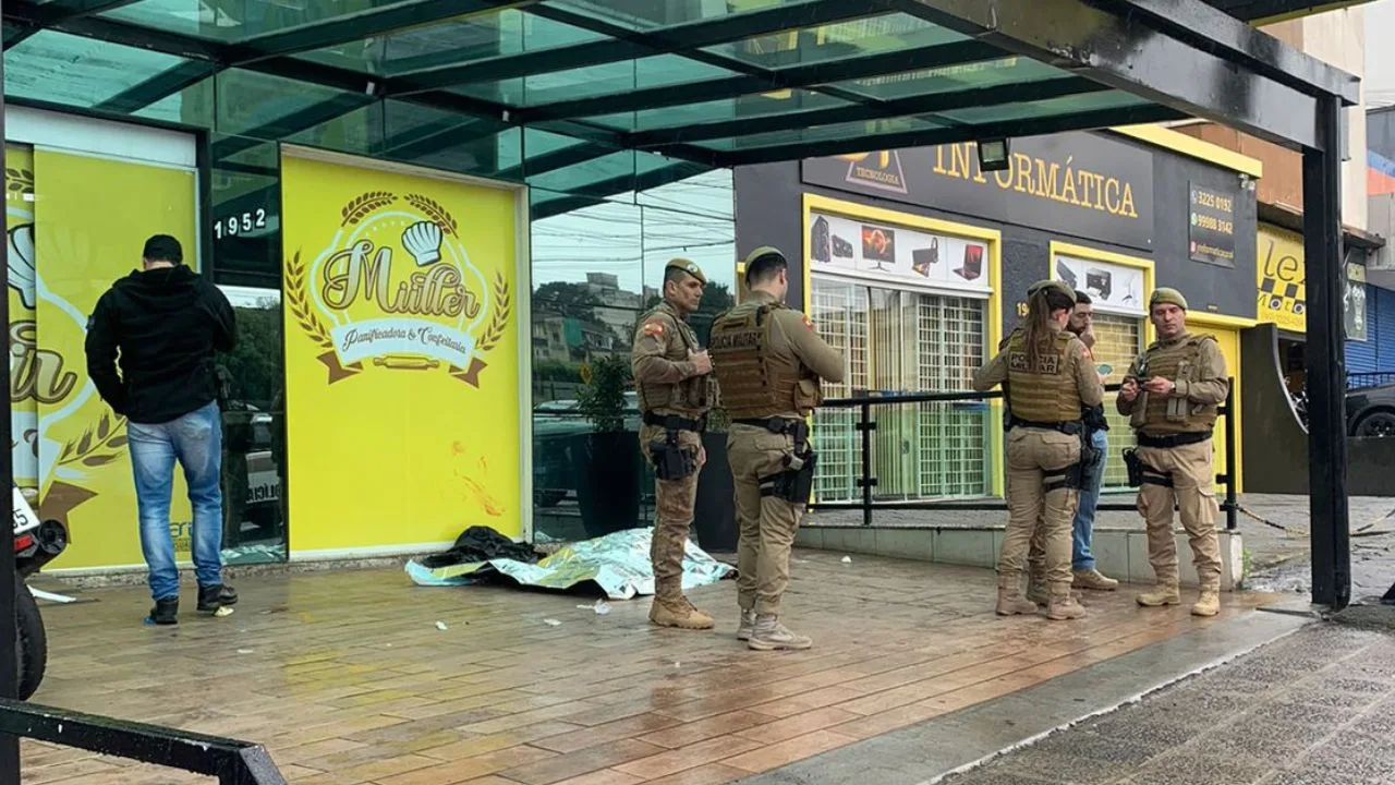 Mulher é morta por ex-marido em frente à estabelecimento comercial em Lages | Foto: Schaina Marcon Mulher é morta por ex-marido em frente à estabelecimento comercial em Lages | Foto: Schaina Marcon