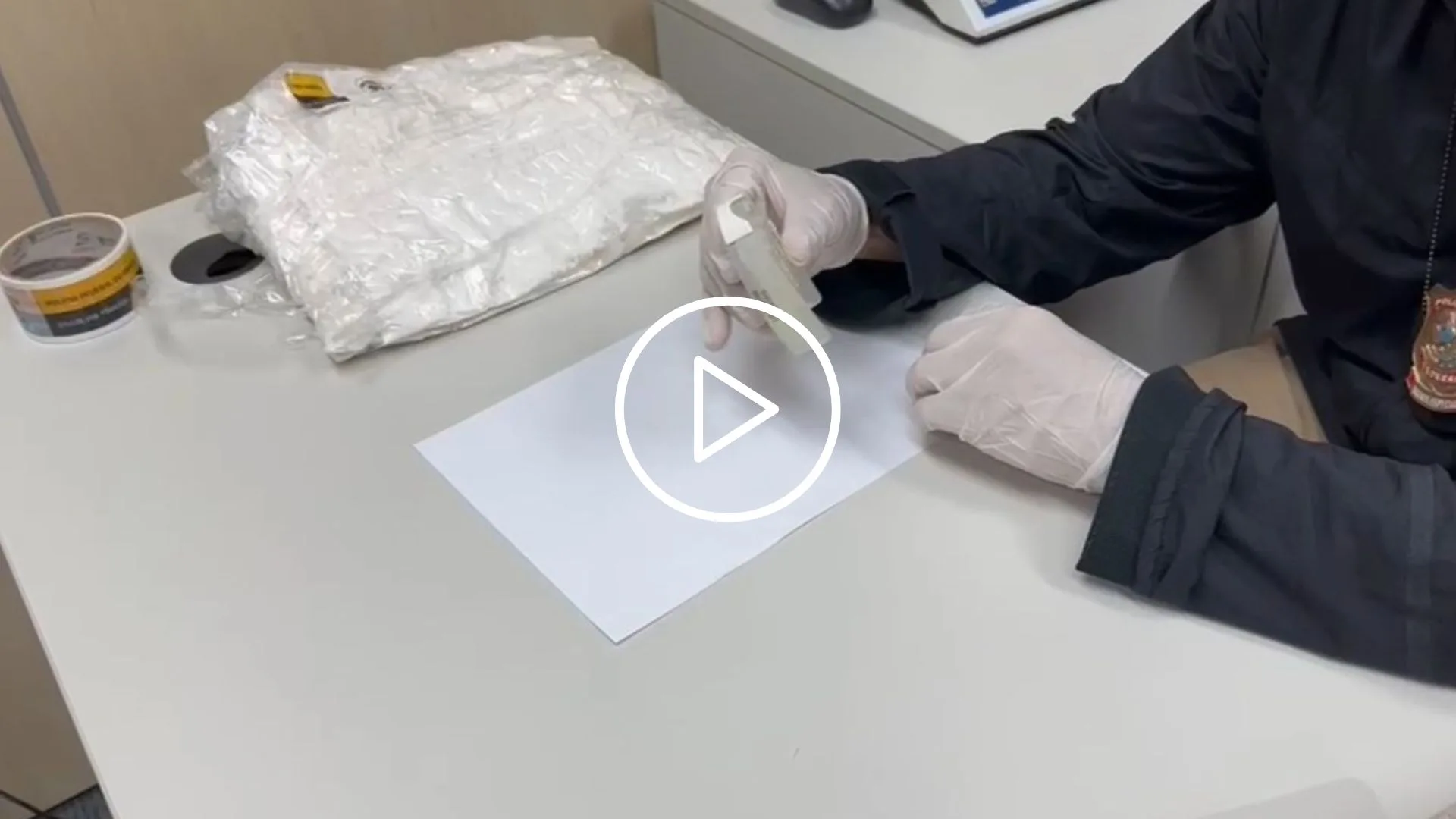 Mulher é presa ao tentar embarcar com droga em aeroporto de SC | Foto: Polícia Federal | Divulgação Mulher é presa ao tentar embarcar com droga em aeroporto de SC | Foto: Polícia Federal | Divulgação