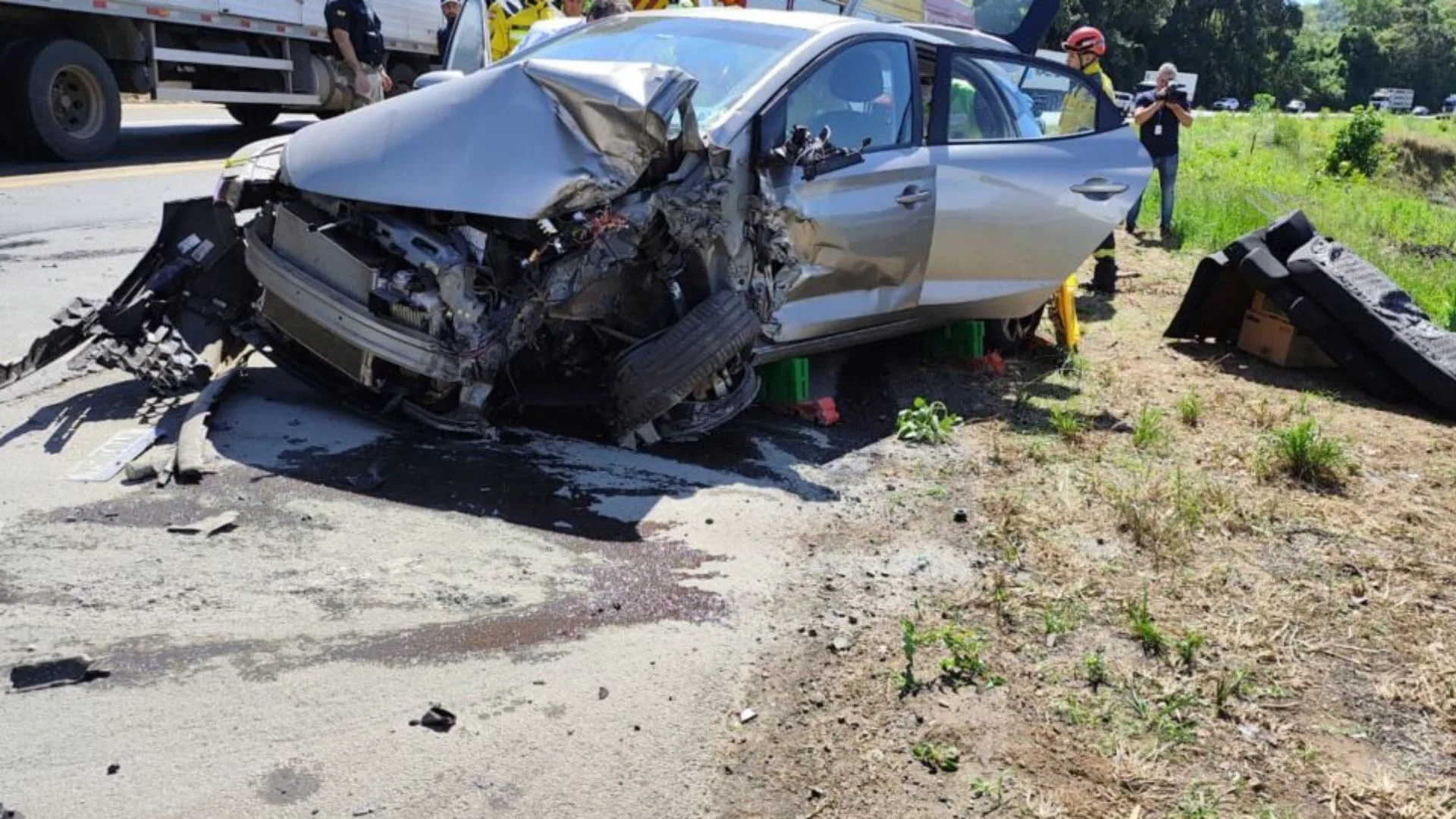 Mulher fica ferida ao bater de frente com carreta na BR-282 | Imagem: Gionei Argenta/ClicRDC/Reprodução Mulher fica ferida ao bater de frente com carreta na BR-282 | Imagem: Gionei Argenta/ClicRDC/Reprodução