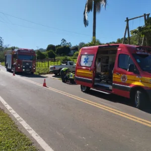 Mulher fica ferida em colisão entre moto e carro no Oeste de SC