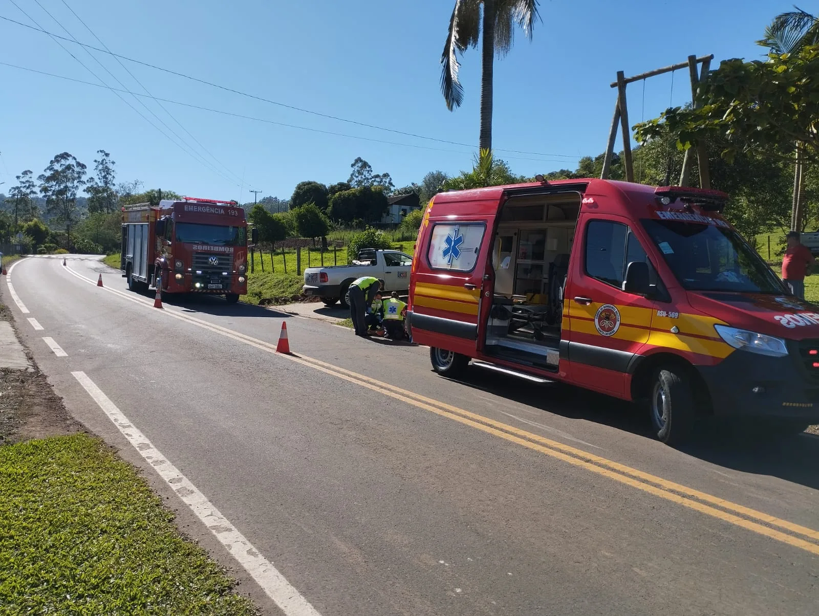 Mulher fica ferida em colisão entre moto e carro no Oeste de SC | Imagem: CBMSC/Reprodução