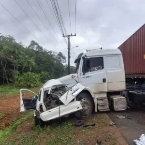 Mulher morre após ao invadir contramão e colidir contra caminhão em SC
