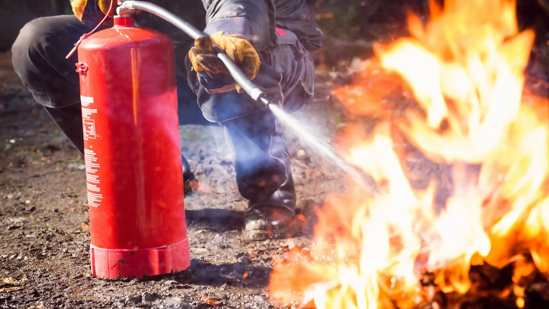 Mulher usa panela para botar fogo em carro com filho dentro | Foto: Canva | Reprodução