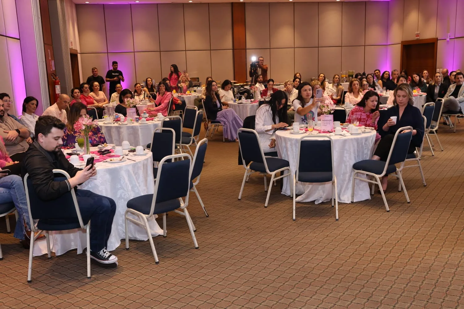 Mulheres compartilham histórias de superação em encontro do Outubro Rosa no Shopping Mueller